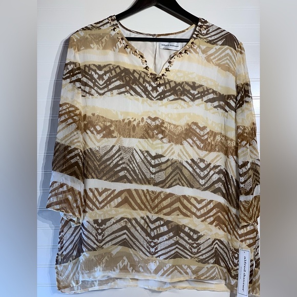 Alfred Dunner women’s size 18 vneck top w/ embellished neckline & button sleeves - Picture 2 of 11